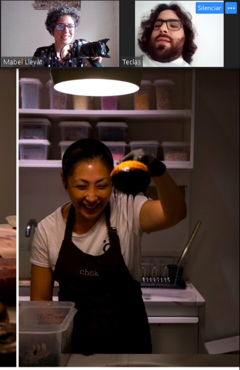 Show full-screen, host-provided image