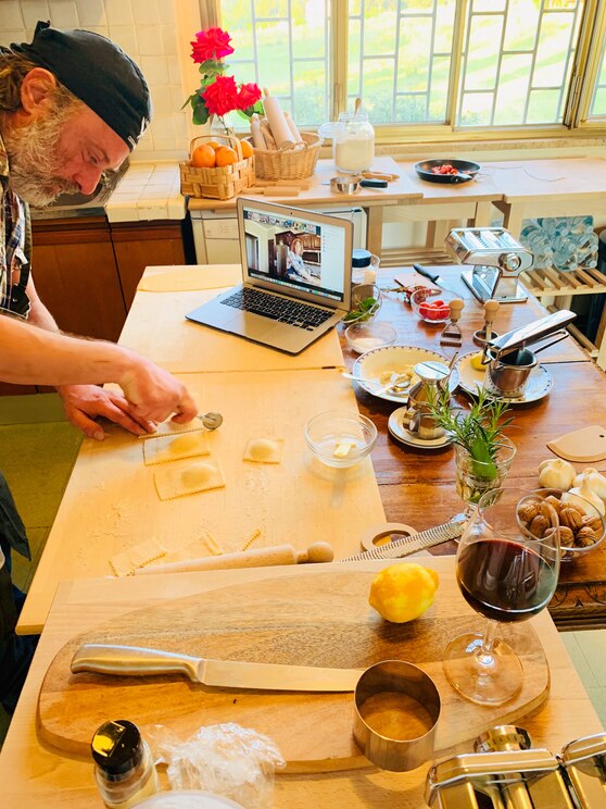 Show full-screen, host-provided image