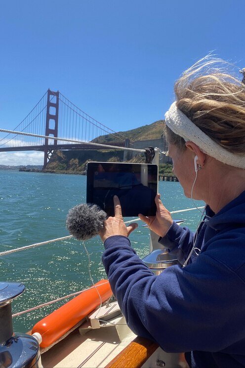 Show full-screen, host-provided image