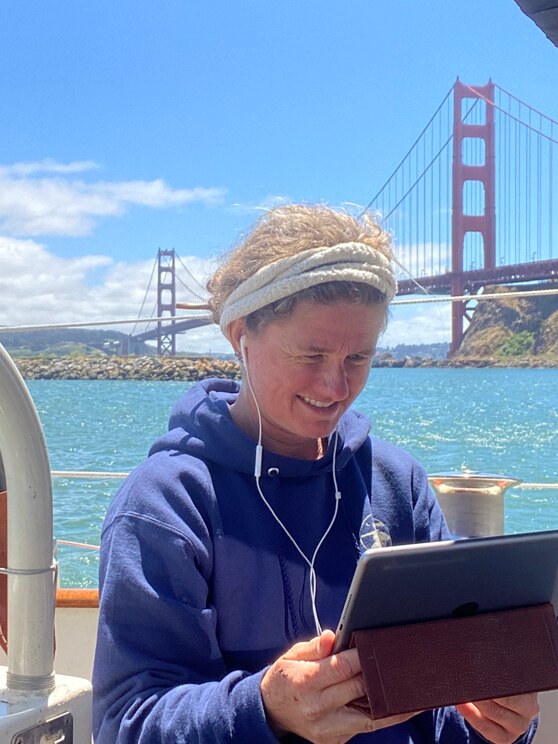 Show full-screen, host-provided image