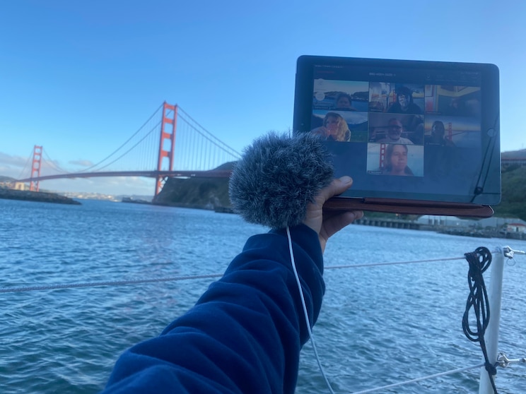 Show full-screen, host-provided image