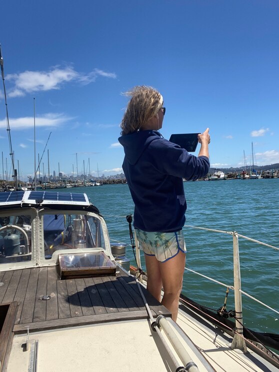 Show full-screen, host-provided image