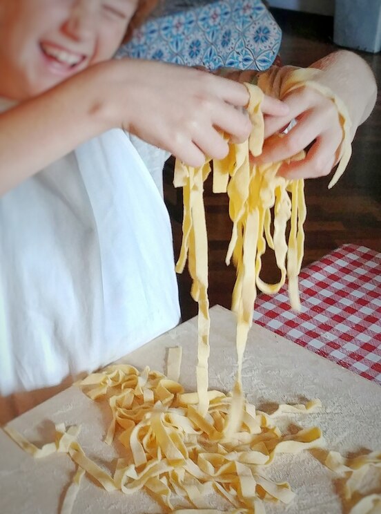 Show full-screen, host-provided image