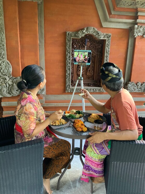 Show full-screen, host-provided image