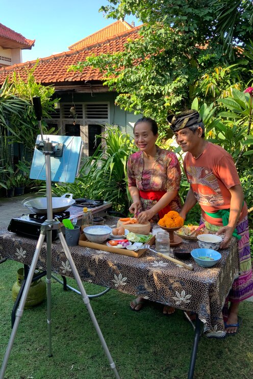 Show full-screen, host-provided image