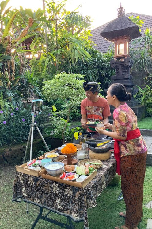 Show full-screen, host-provided image