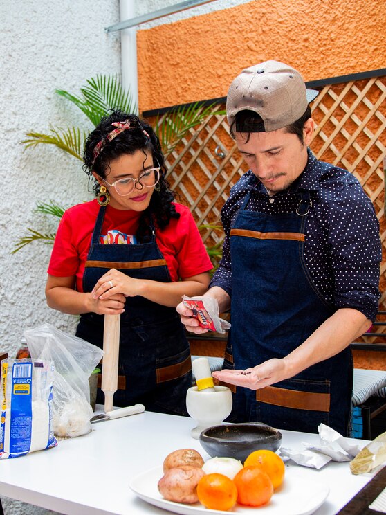 Show full-screen, host-provided image