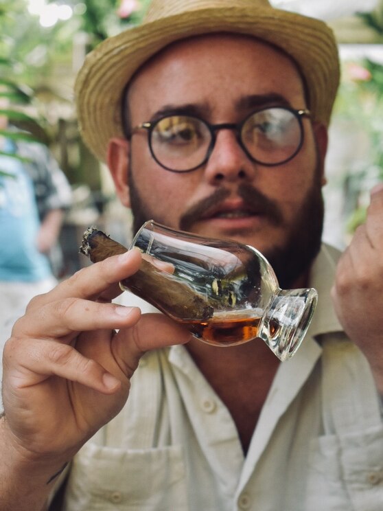 Show full-screen, host-provided image