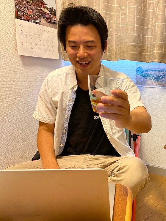 Show full-screen, host-provided image