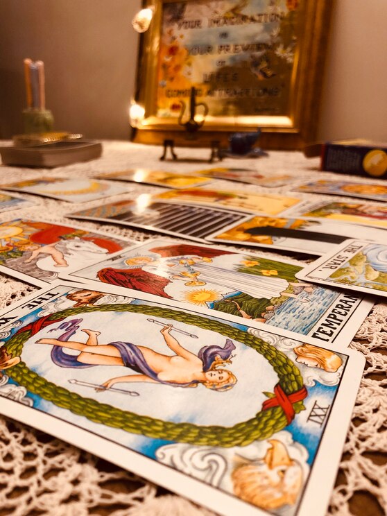 Show full-screen, host-provided image