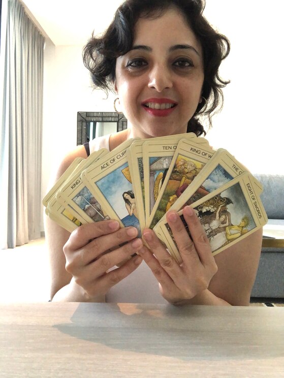 Show full-screen, host-provided image