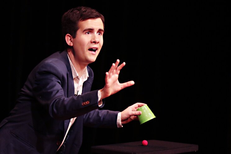 Show full-screen, host-provided image