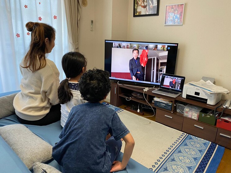 Show full-screen, host-provided image