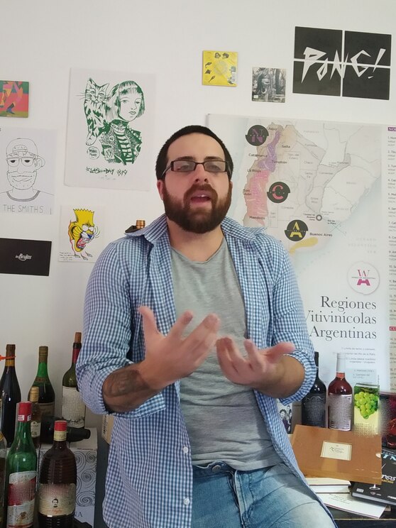 Show full-screen, host-provided image