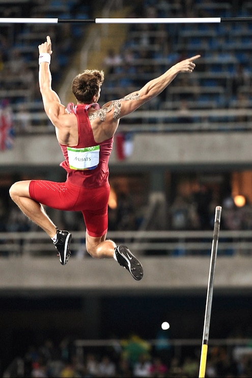 Show full-screen, host-provided image