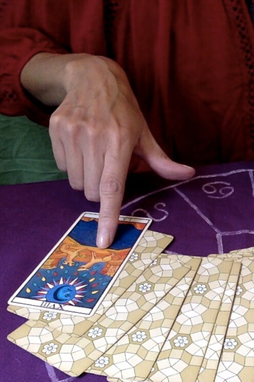 Show full-screen, host-provided image