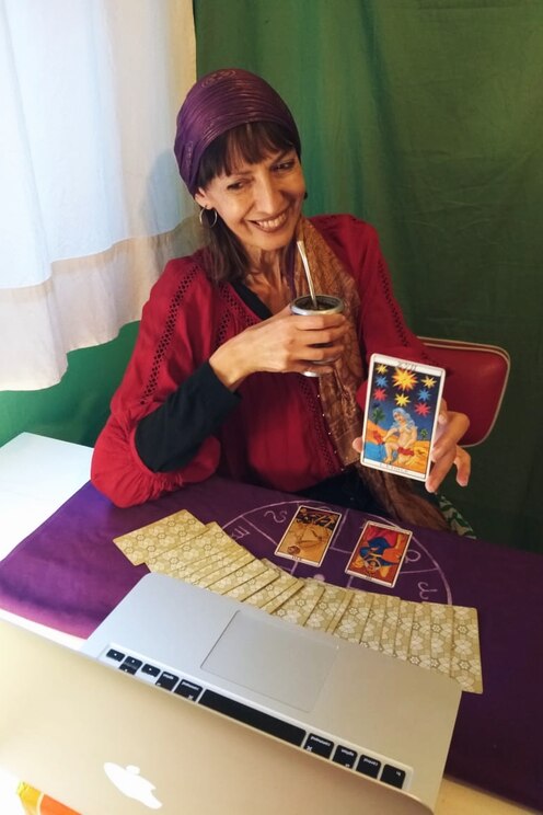 Show full-screen, host-provided image