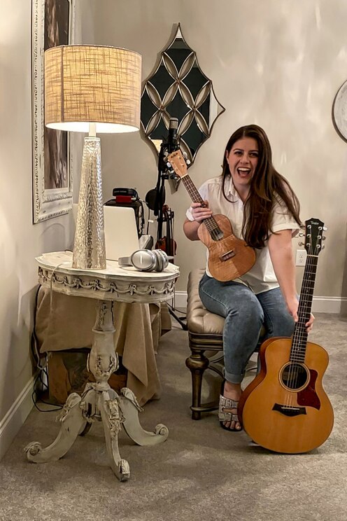 Show full-screen, host-provided image