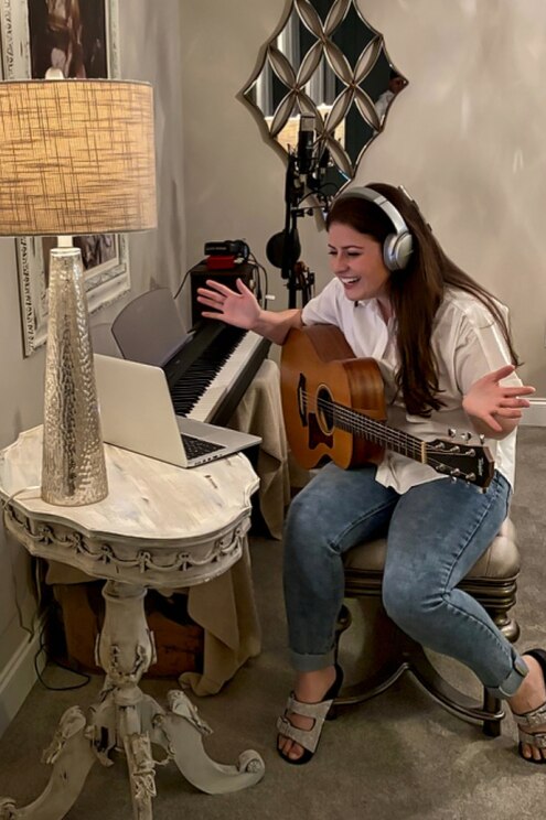 Show full-screen, host-provided image