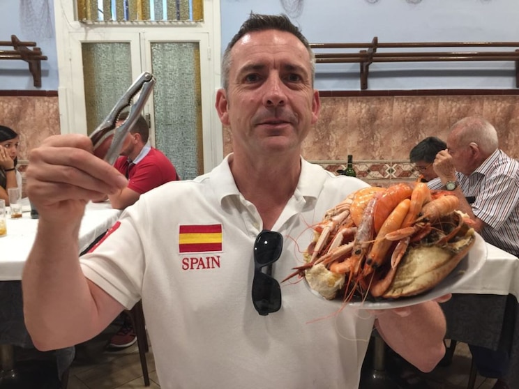 Show full-screen, host-provided image