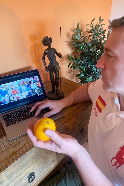 Show full-screen, host-provided image