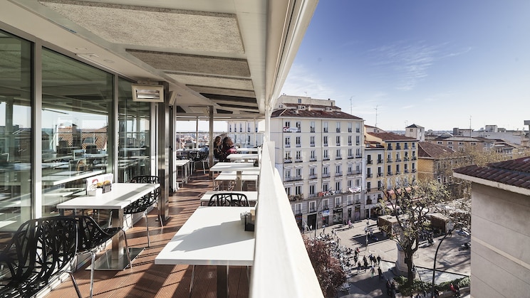 Show full-screen, host-provided image