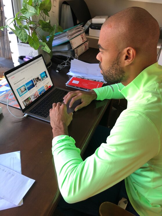 Mostrar imagem fornecida pelo anfitrião em ecrã inteiro