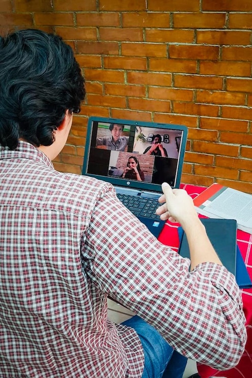 Show full-screen, host-provided image