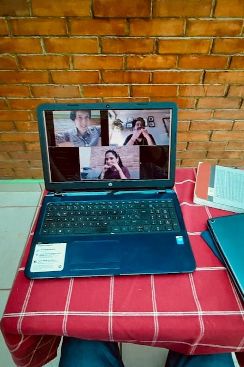 Show full-screen, host-provided image