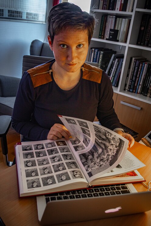 Show full-screen, host-provided image