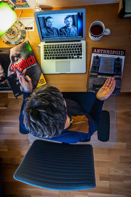 Show full-screen, host-provided image