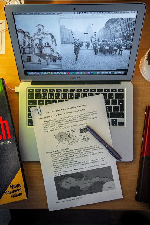 Show full-screen, host-provided image