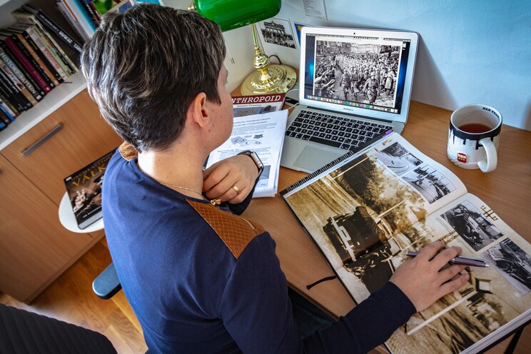 Show full-screen, host-provided image