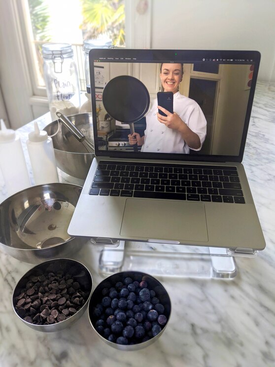 Show full-screen, host-provided image