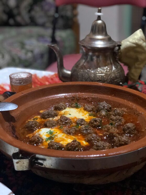 Show full-screen, host-provided image