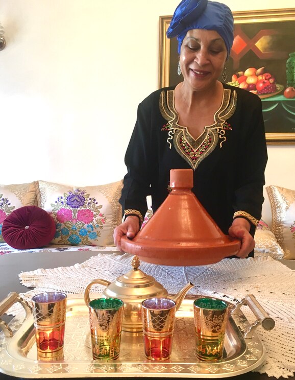 Show full-screen, host-provided image