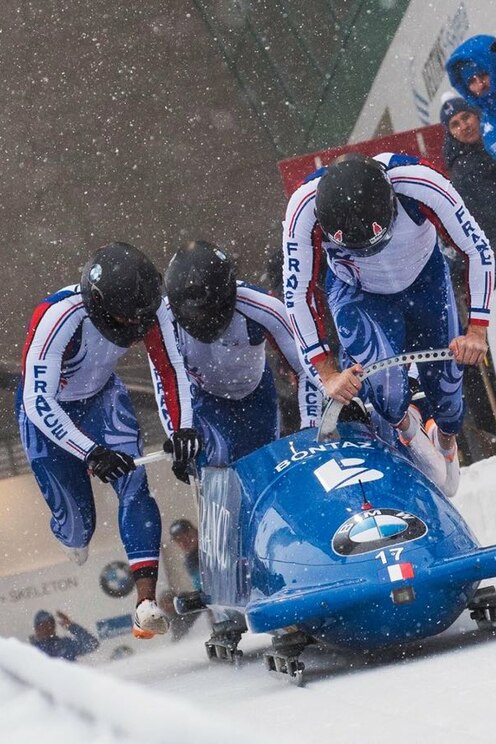 Show full-screen, host-provided image