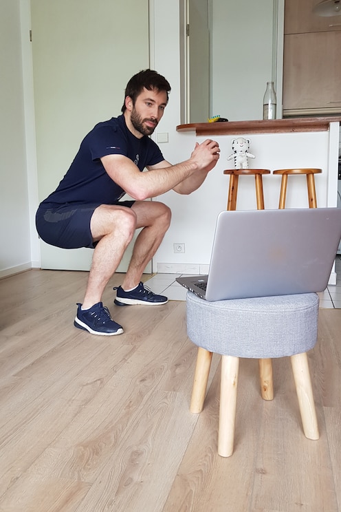 Show full-screen, host-provided image