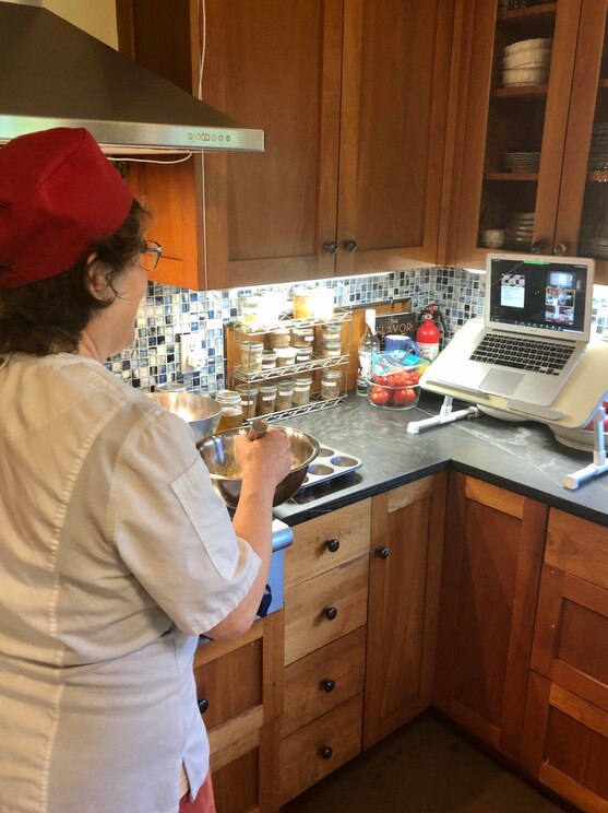 Show full-screen, host-provided image