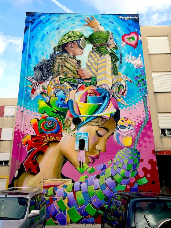 Show full-screen, host-provided image