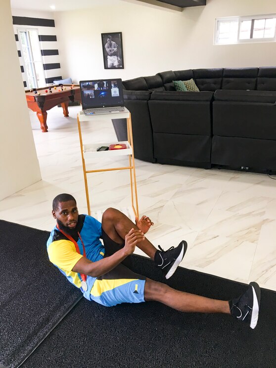 Show full-screen, host-provided image