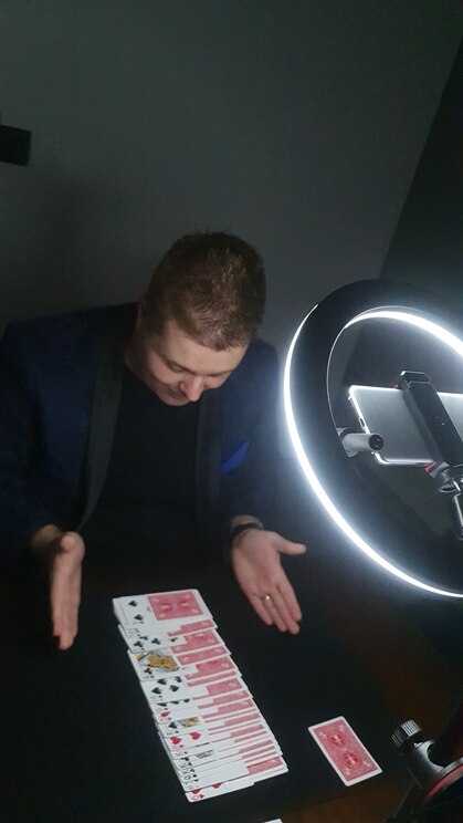 Show full-screen, host-provided image