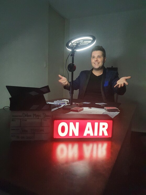 Show full-screen, host-provided image