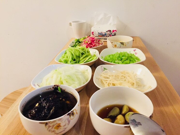 Show full-screen, host-provided image