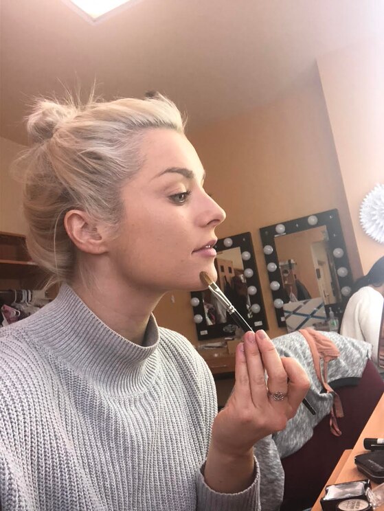 Show full-screen, host-provided image