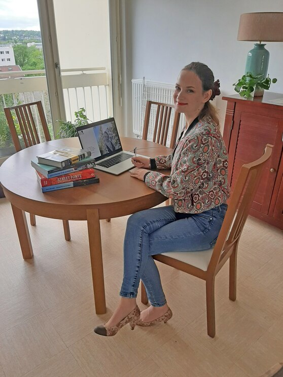 Show full-screen, host-provided image