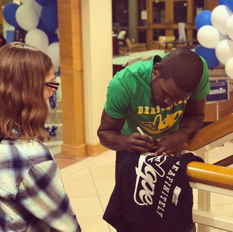 Show full-screen, host-provided image