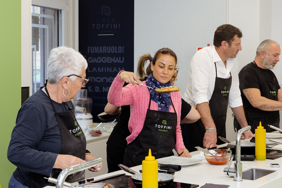 Make Margherita pizza and fried pizza