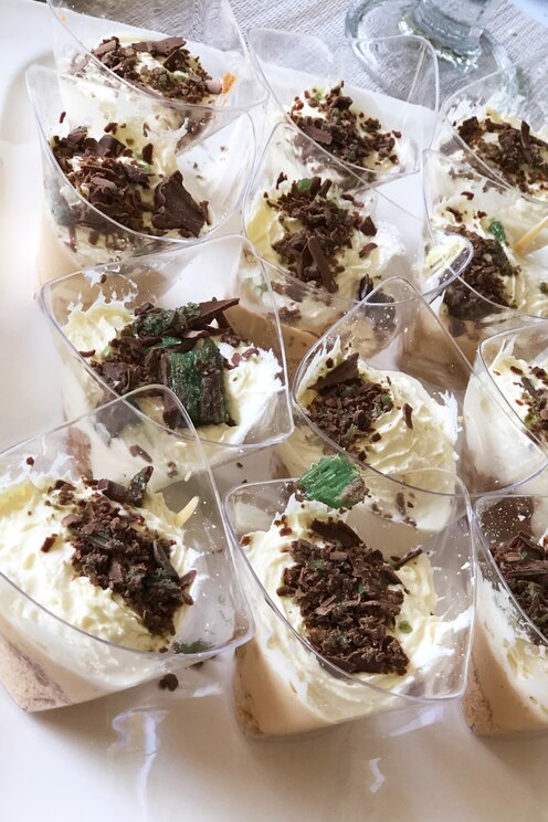 Show full-screen, host-provided image