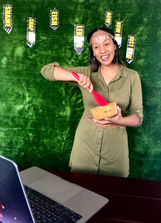 Show full-screen, host-provided image